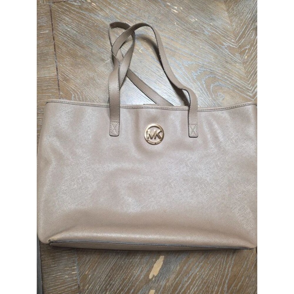 Michael Kors tote- needs cleaning